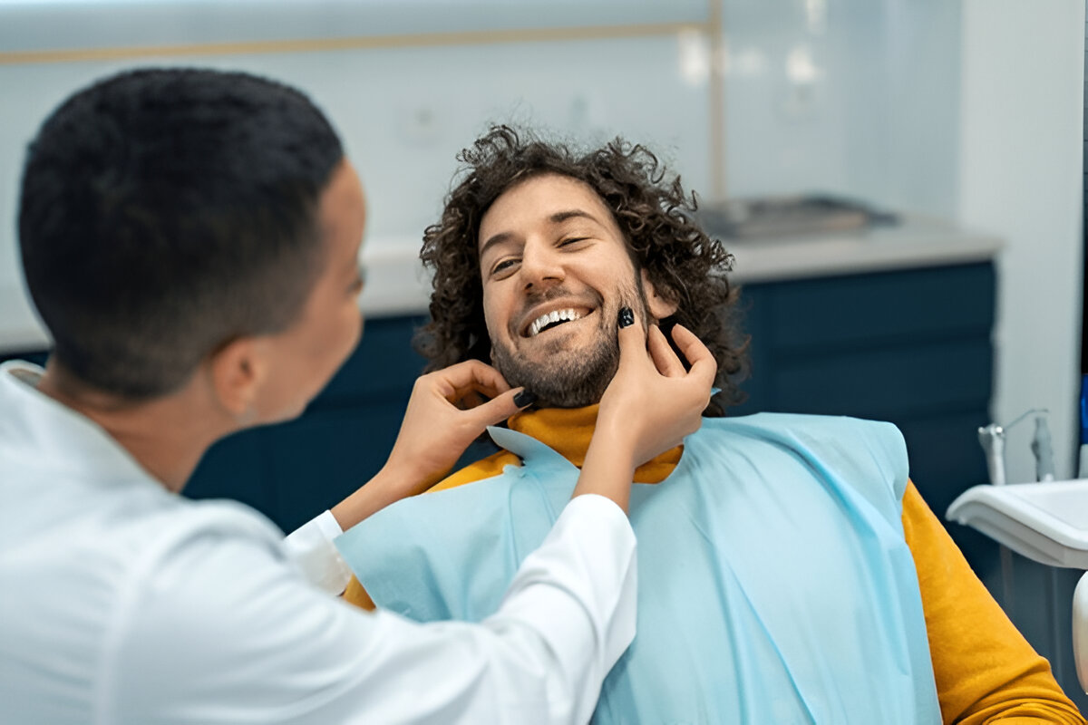 Understanding the Benefits of Visiting a Denture Clinic